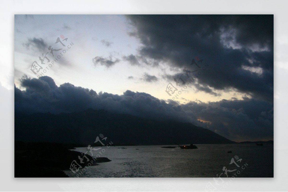 凌晨海边渔船图片