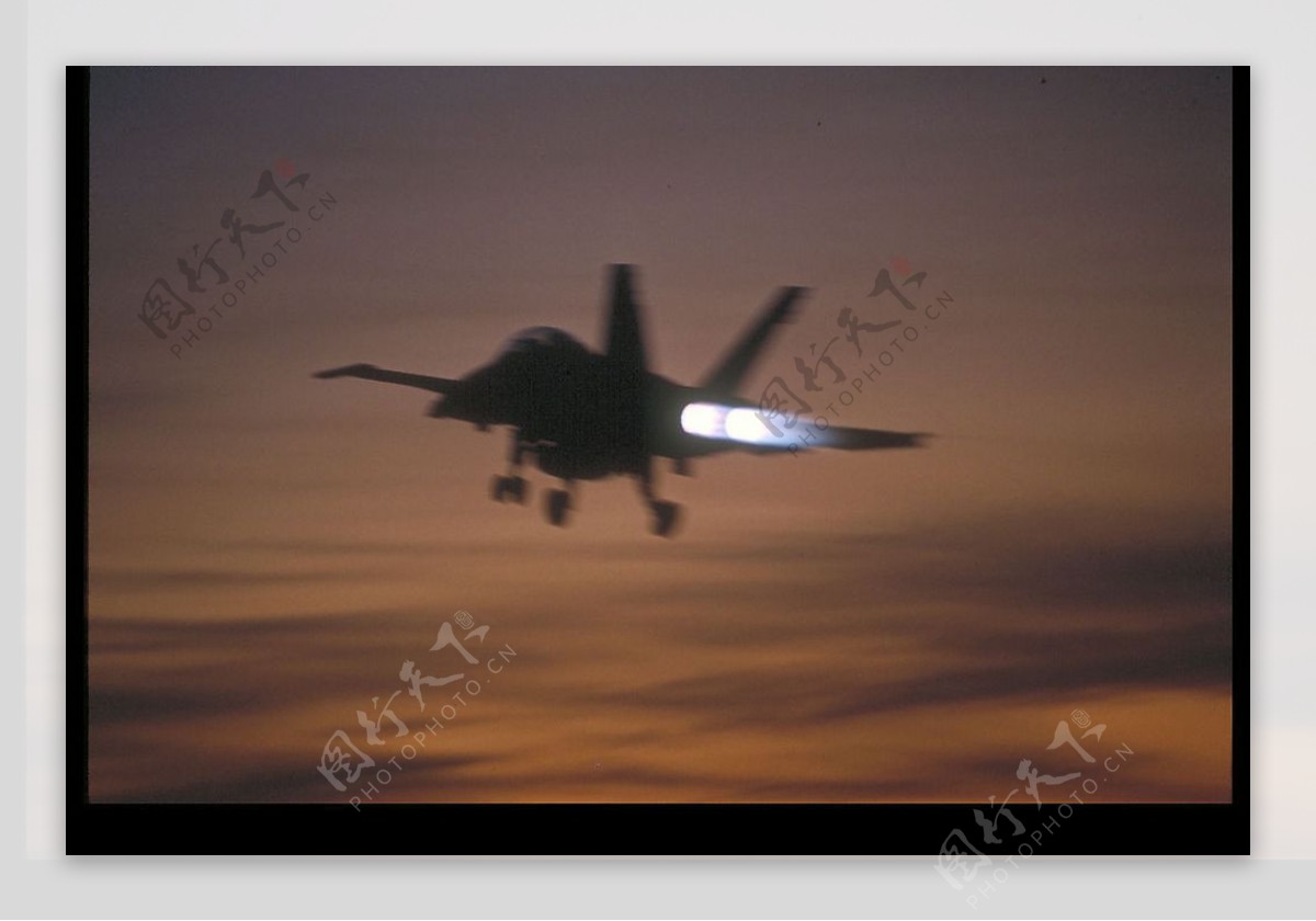 夜空中的战斗机图片