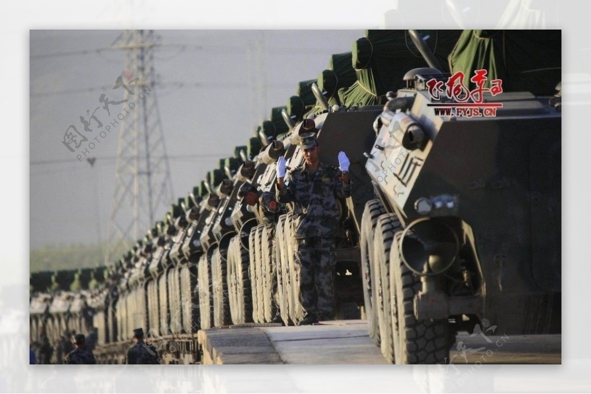 解放军六轮式装甲车图片
