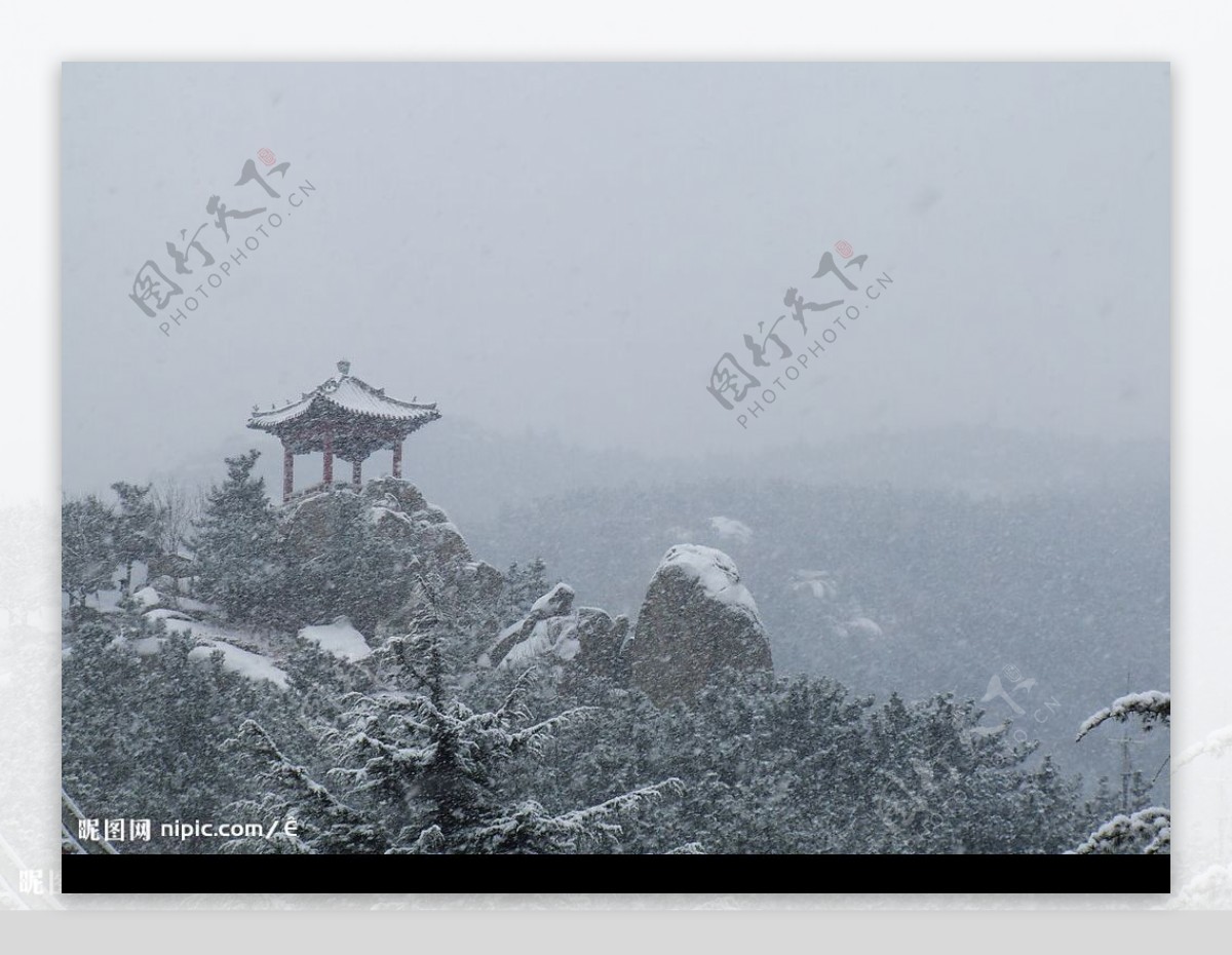 雪中亭子图片