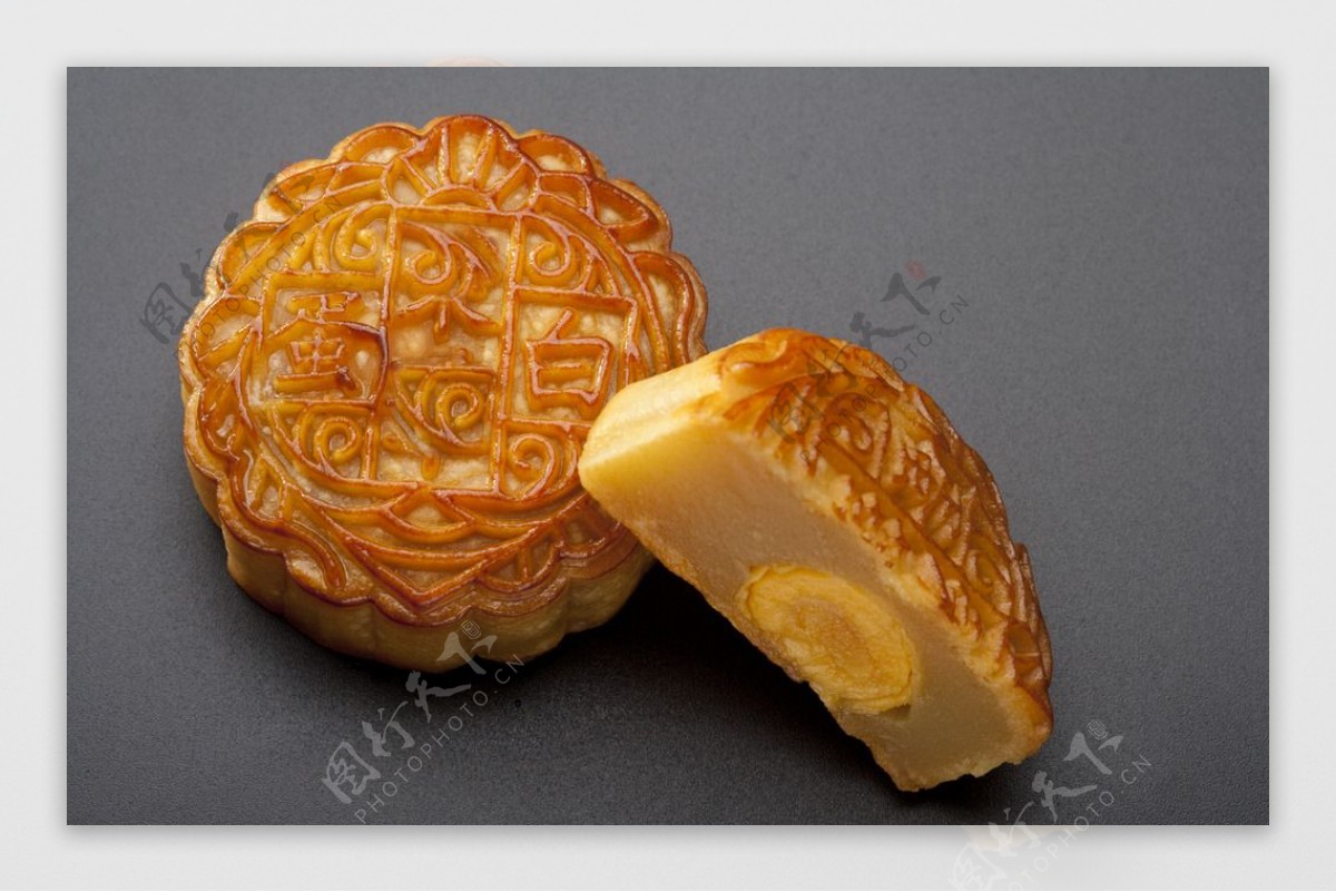 中秋蛋黄月饼图片