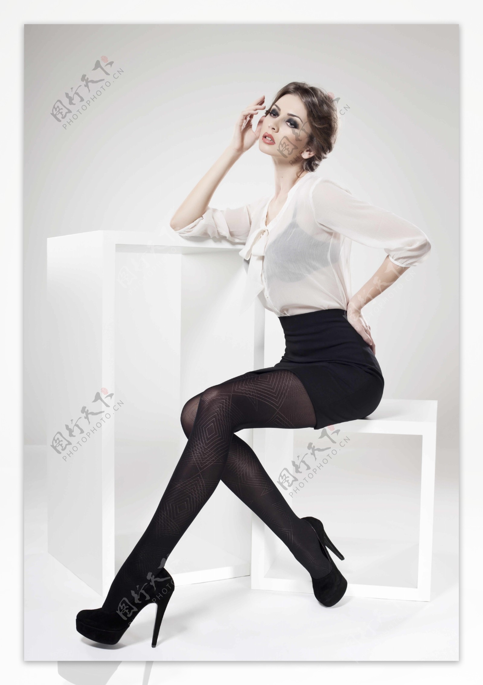 倚坐木框美女模特高清图片