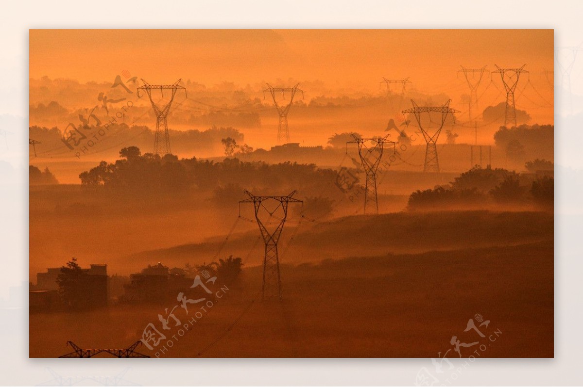 晨雾中的农村电网图片