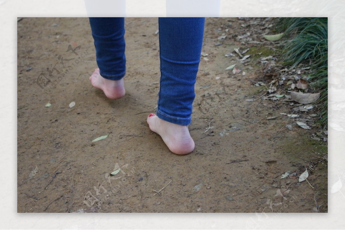 泥地光脚走路的美女图片