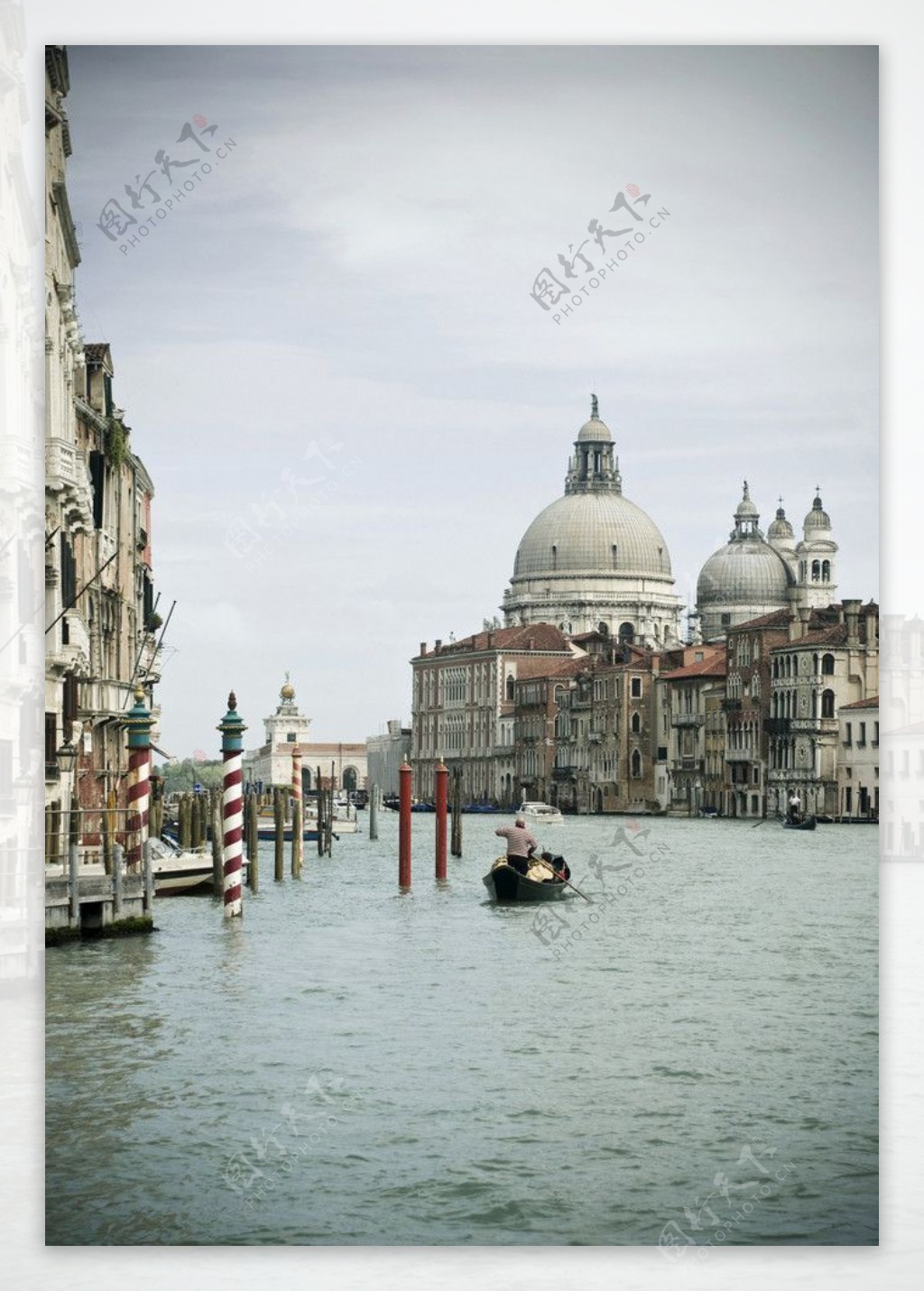 威尼斯意大利欧洲水城船夫小船清朗水面古典建筑图片