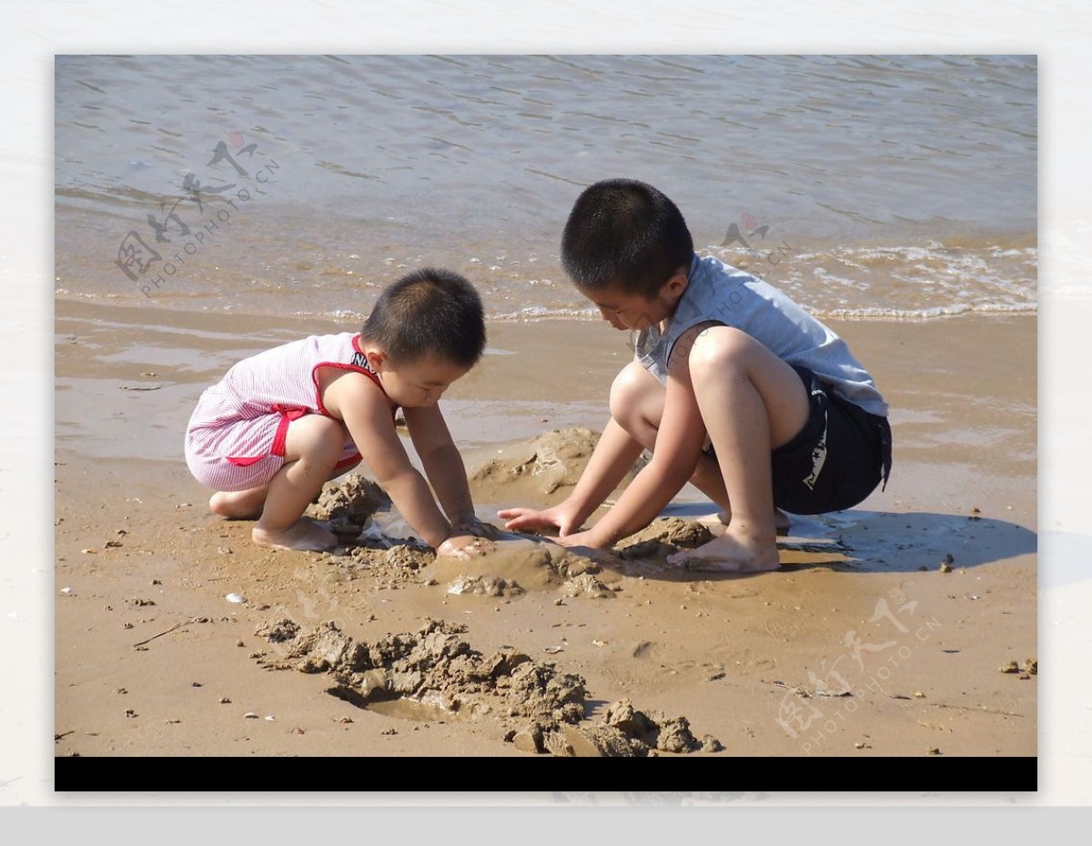 海边玩耍的小孩图片