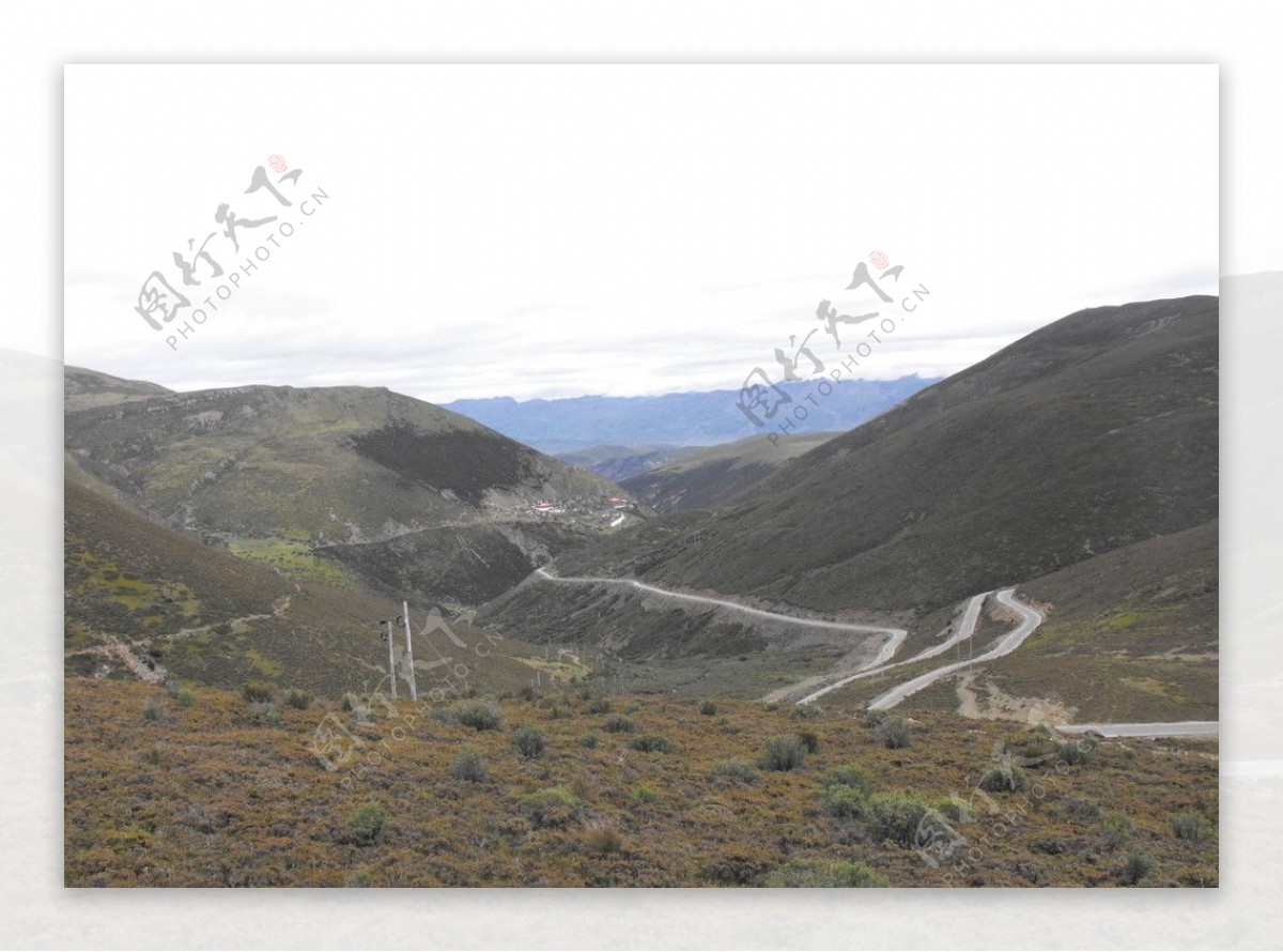 陡峭的西藏公路图片