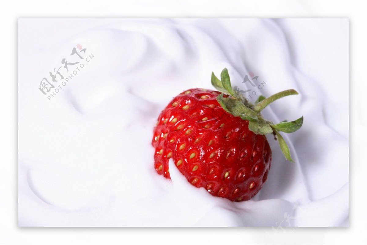 红草莓草莓牛奶图片