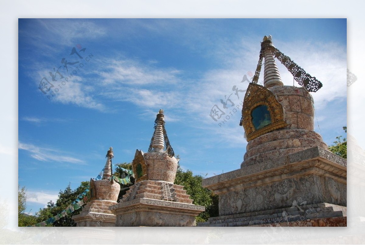 丽江泸沽湖藏族塔蓝天白云岛上寺庙少数民族三个塔图片