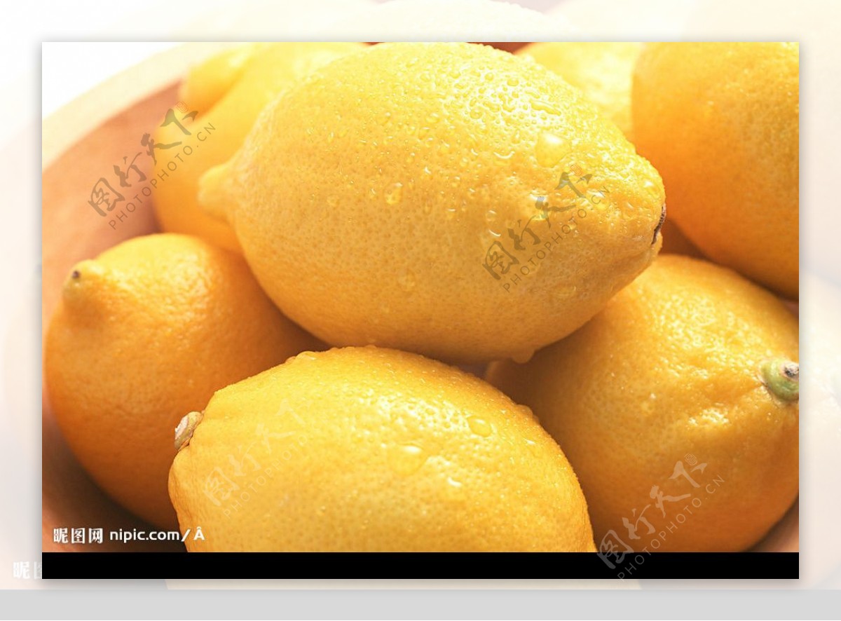 超清晰的带水珠的水果柠檬图片