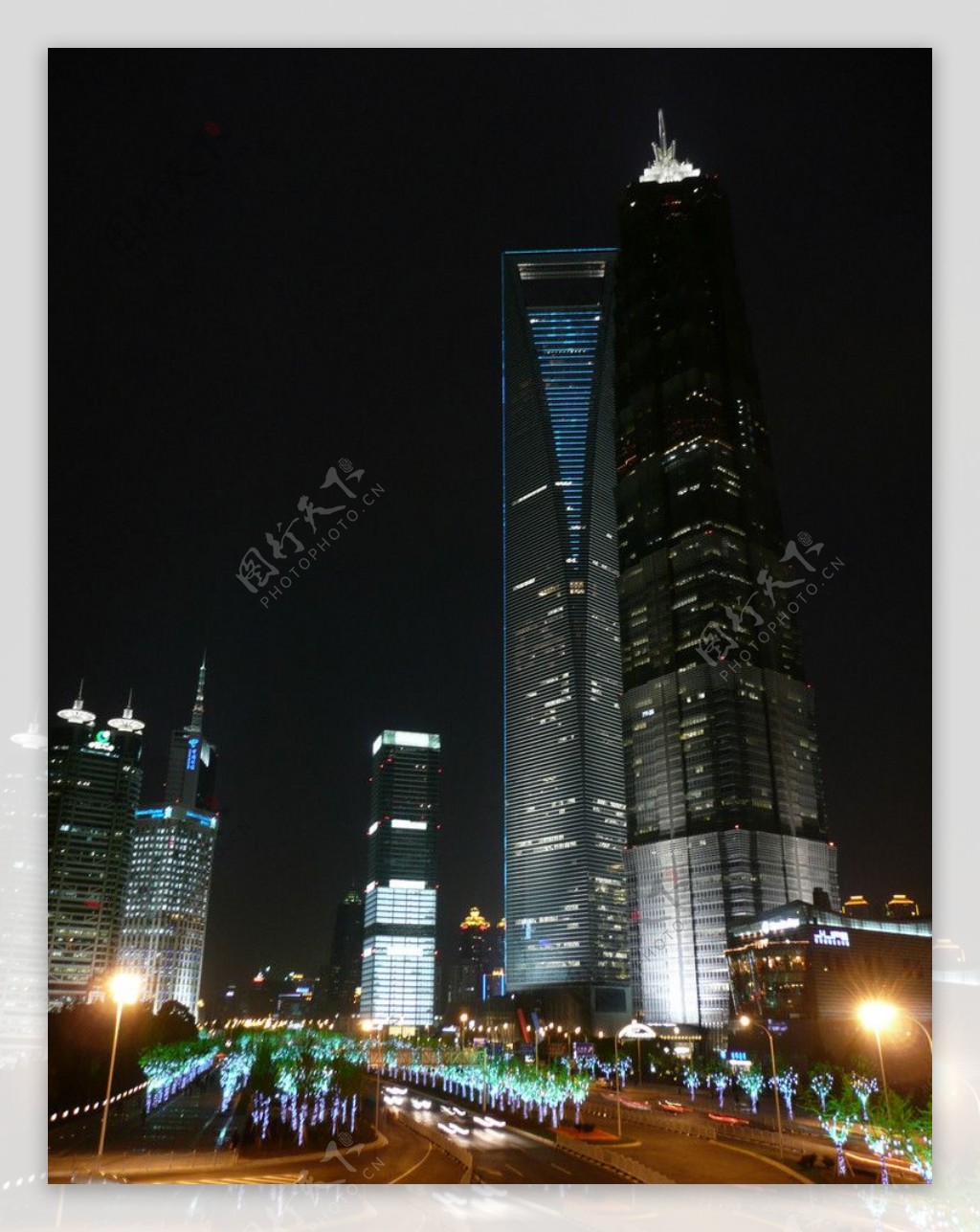 上海浦东陆家嘴世纪大道夜景图片