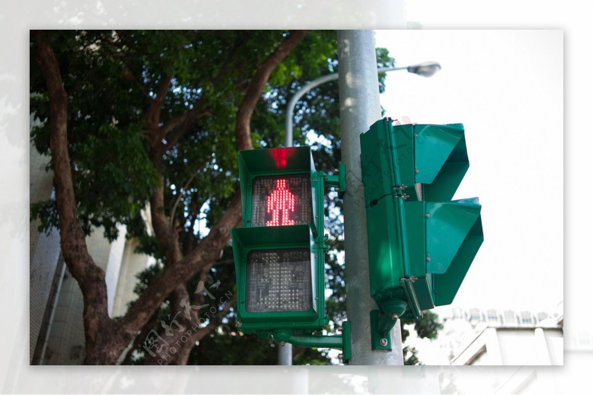 台北十路口边的交通警示灯交通灯图片