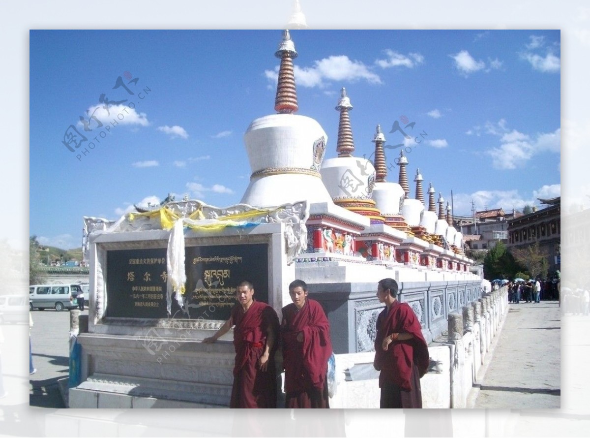 西宁塔尔寺白塔和僧人图片