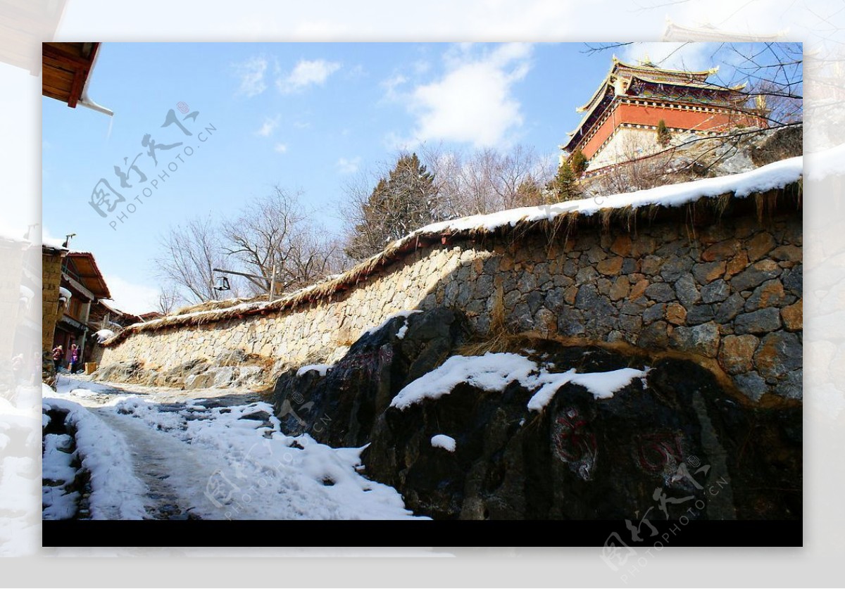 香格里拉古城雪景图片