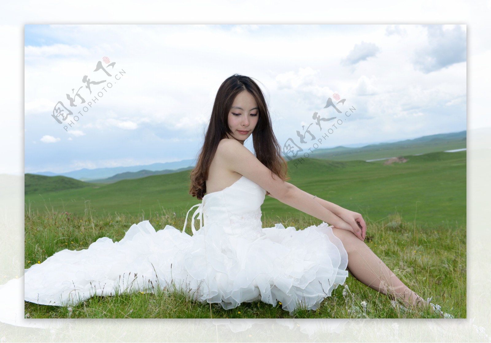 站在草原上的美女高清摄影大图-千库网