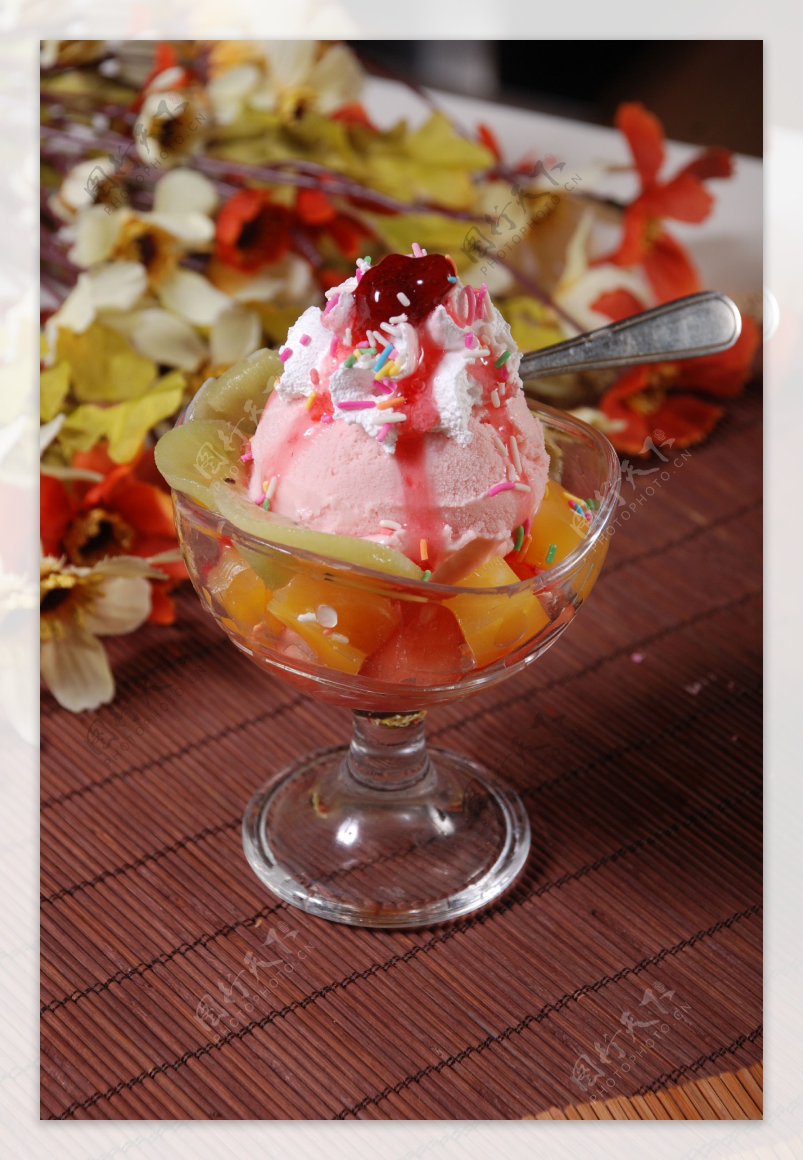 草莓水果冰淇淋图片