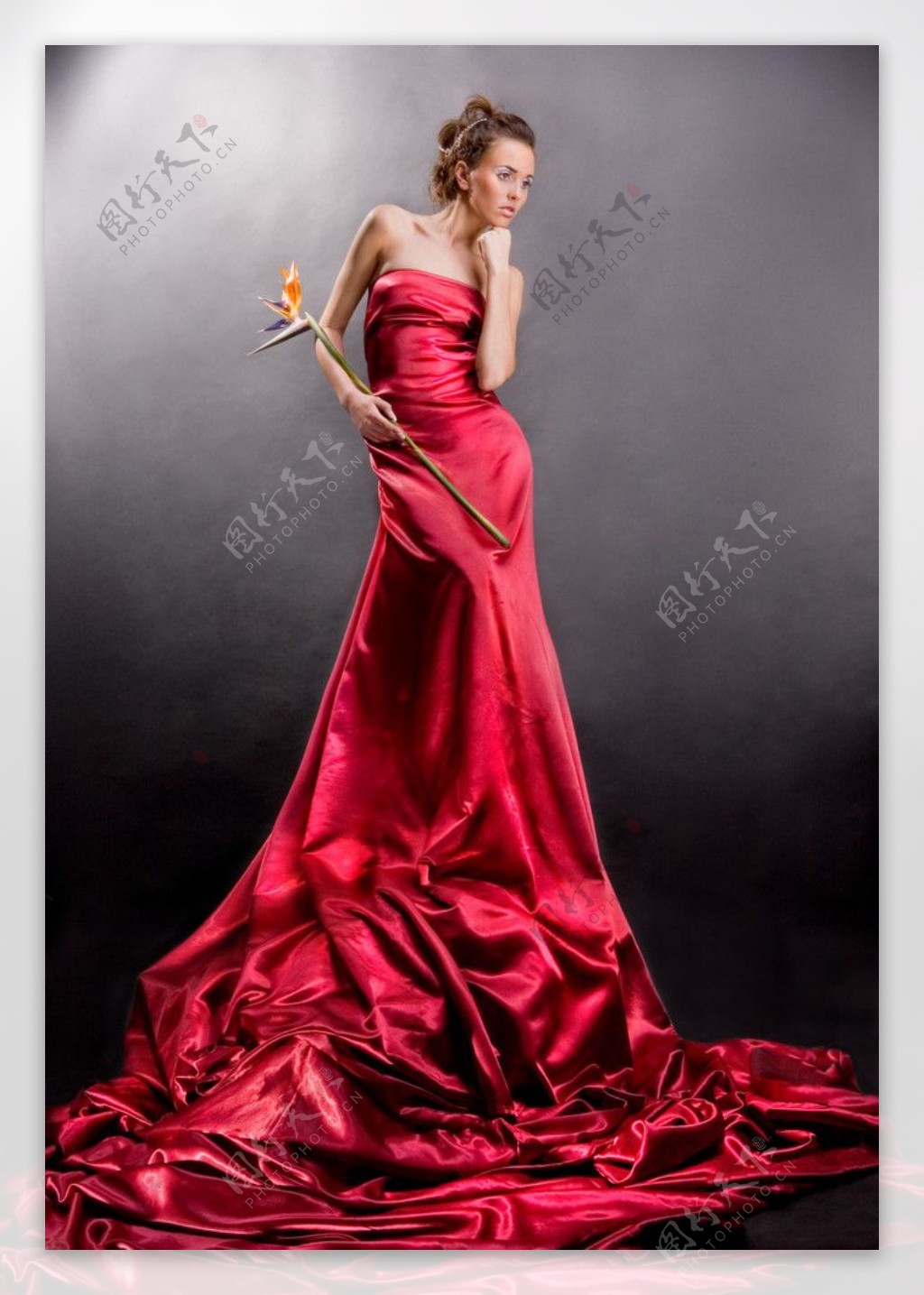 红调背景下，一袭红色长裙，与新年气氛相呼应，浪漫而神秘～