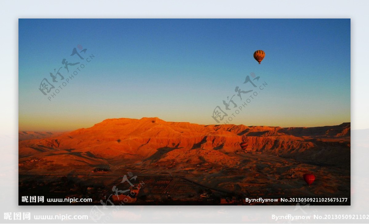卢克索上空的热气球图片