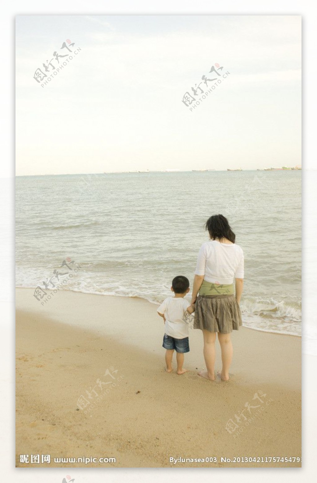 海边母子图片