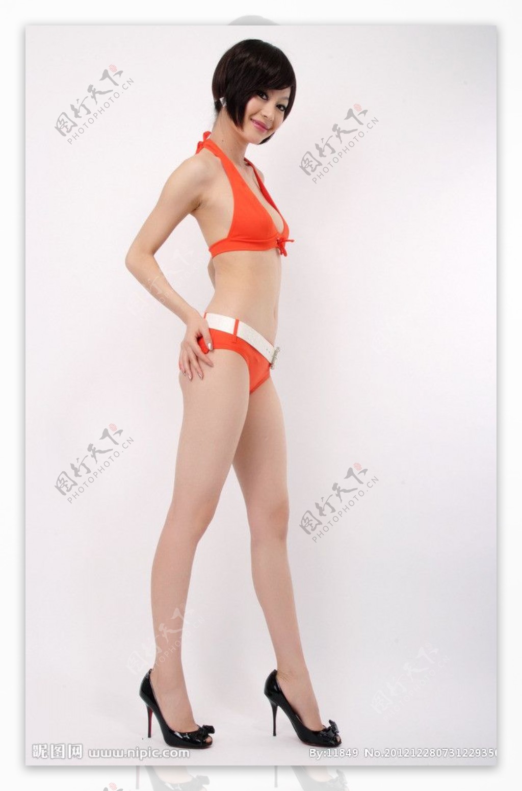 橙色泳装美女图片