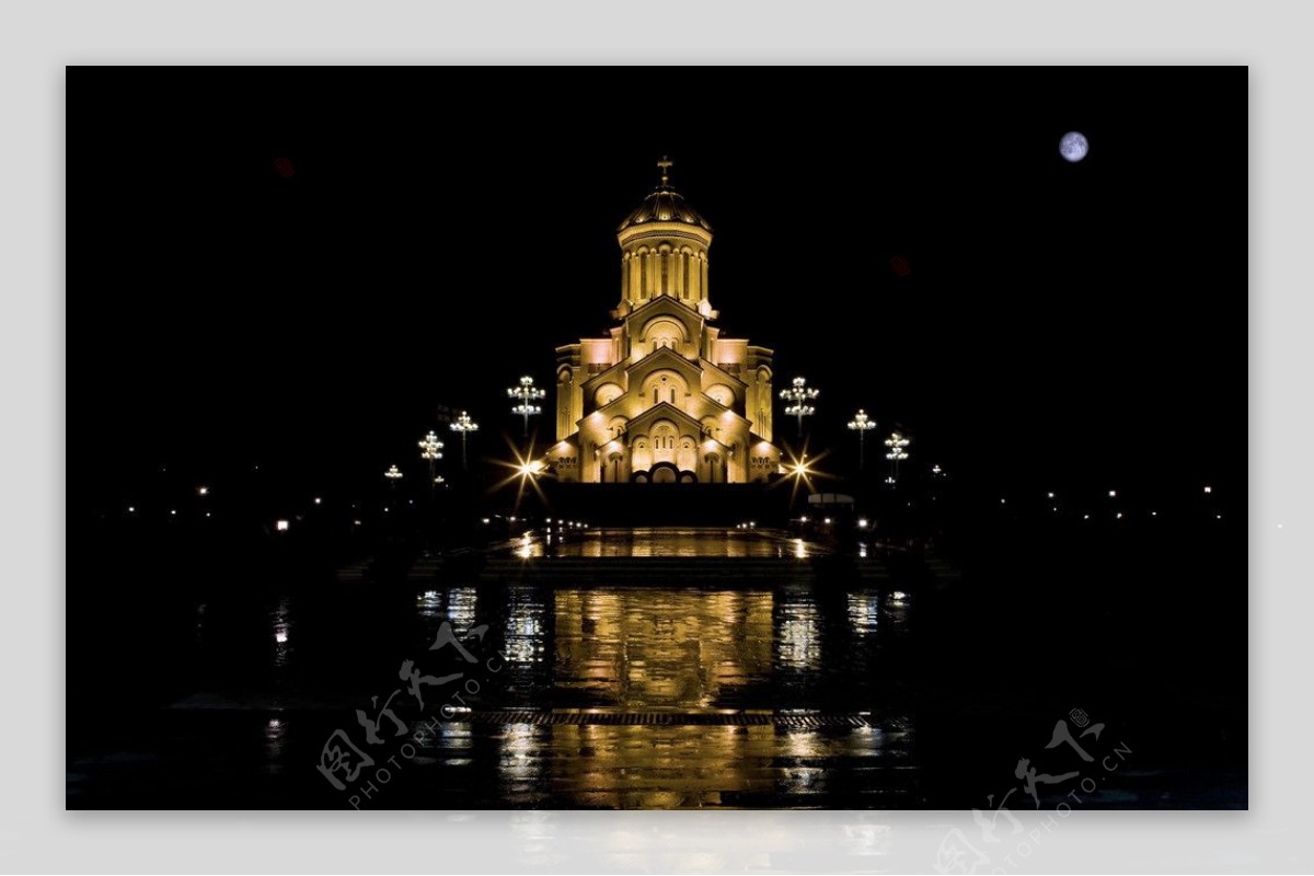 夜幕三圣大教堂图片