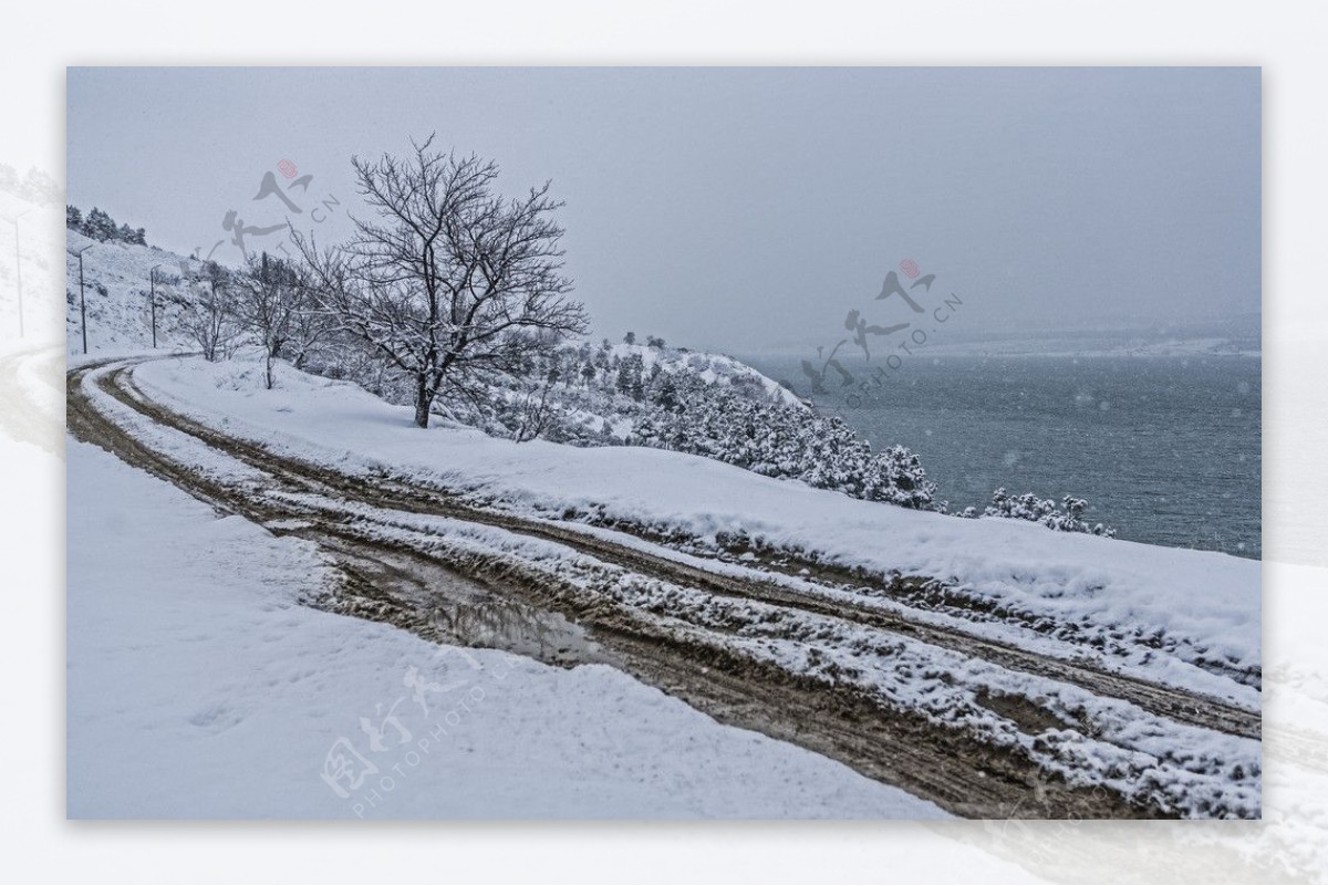 第比利斯湖畔雪景图片