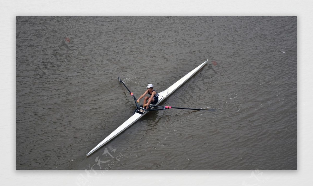 雅拉河上单人赛艇图片