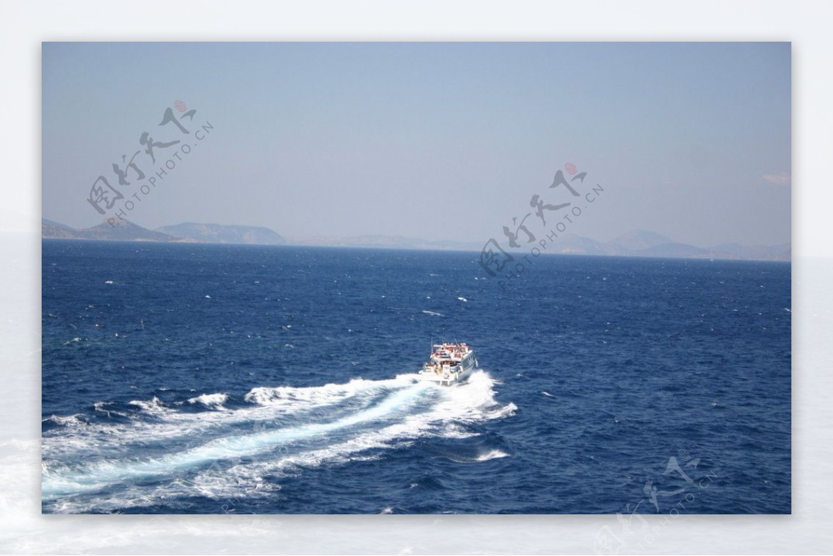 爱琴海中的游艇图片