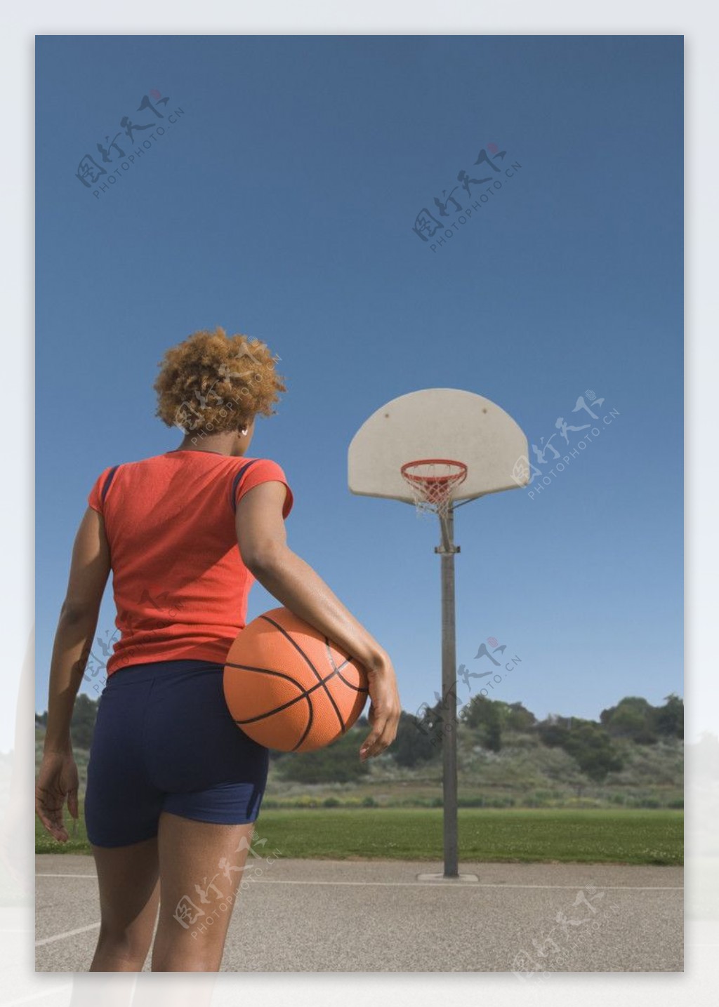 打篮球的黑人少女图片
