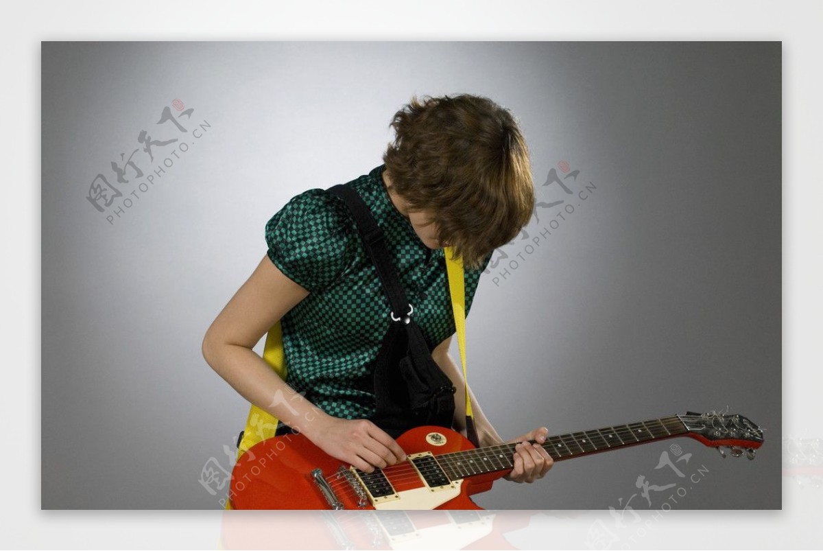 弹吉他的欧洲美女壁纸-欧莱凯设计网