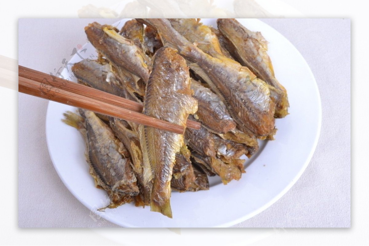 筷子小黄鱼黄鱼烤黄鱼盘子灰色背景白盘子图片