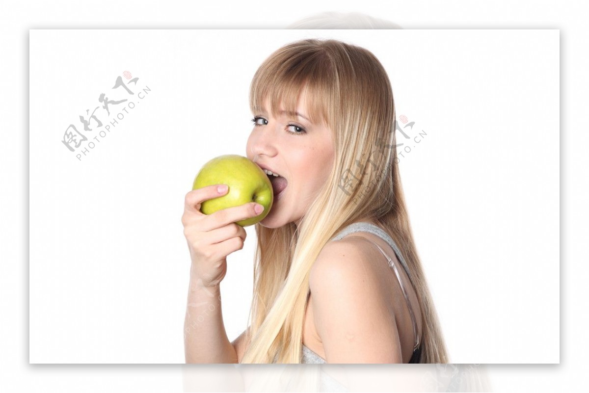 吃苹果的女孩图片