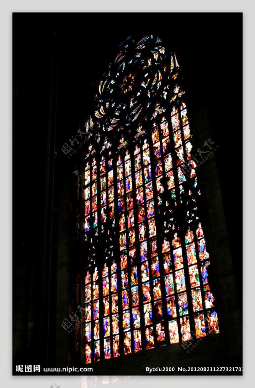 米兰大教堂玻璃窗图片