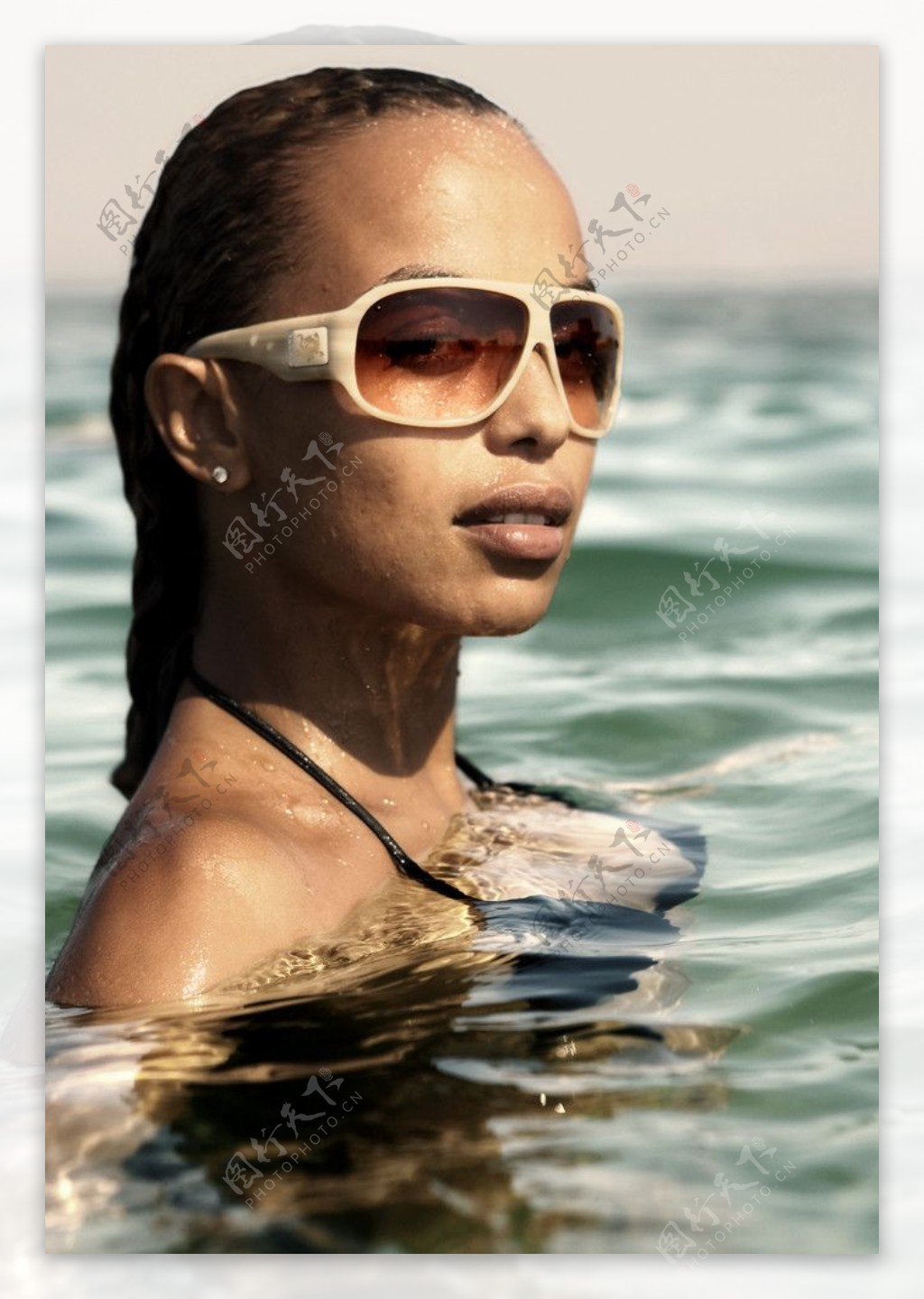 海上游泳的黑人女性图片