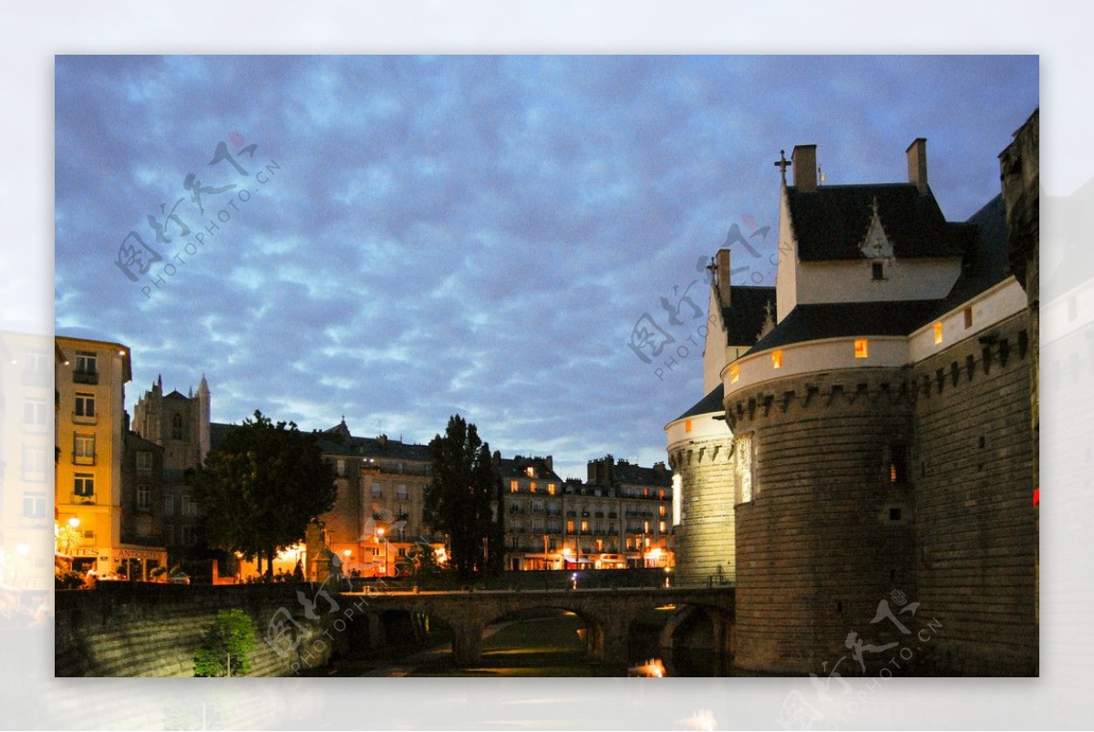 巴黎卢瓦尔河畔贵妇古堡夜景图片
