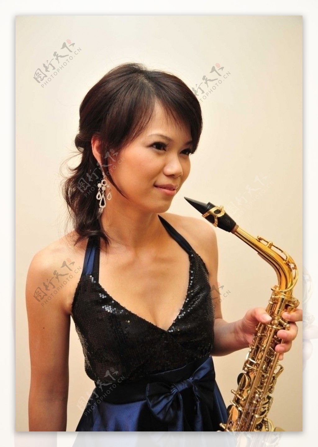 吹萨克斯管的年轻金发女子 库存照片. 图片 包括有 布拉索夫, 音乐, 作用, 爵士乐, 技艺家, 职业 - 249532468