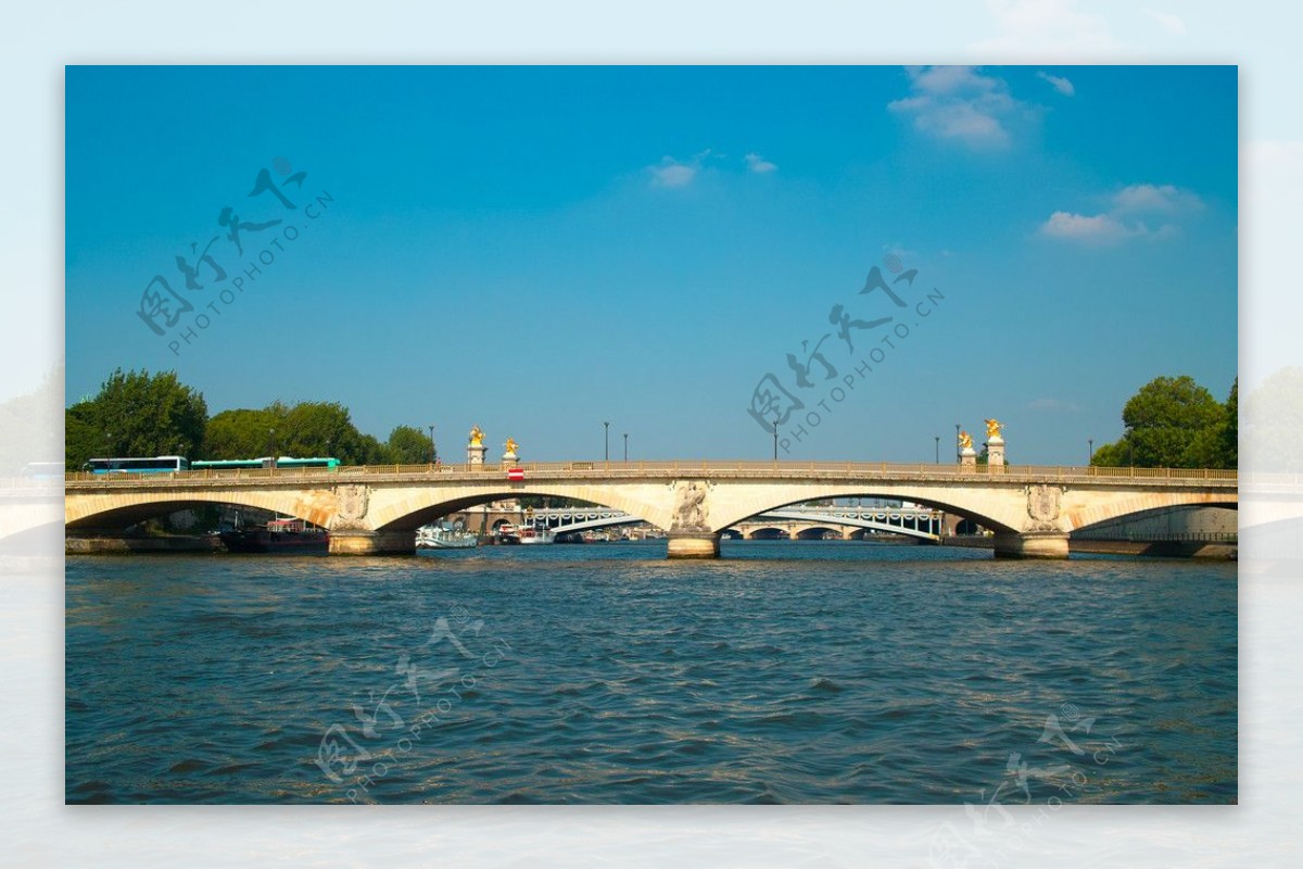 巴黎塞納河和亞曆山大三世橋图片