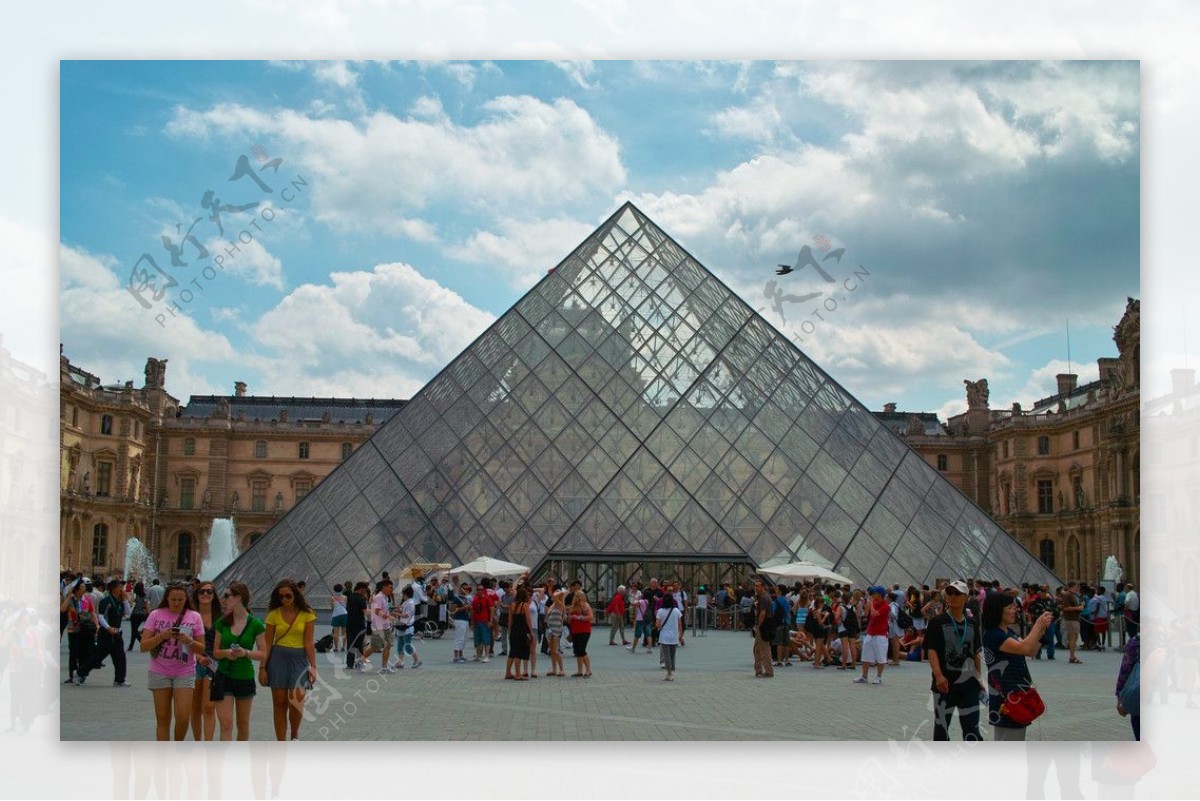 巴黎盧浮宮廣場的玻璃金字塔图片