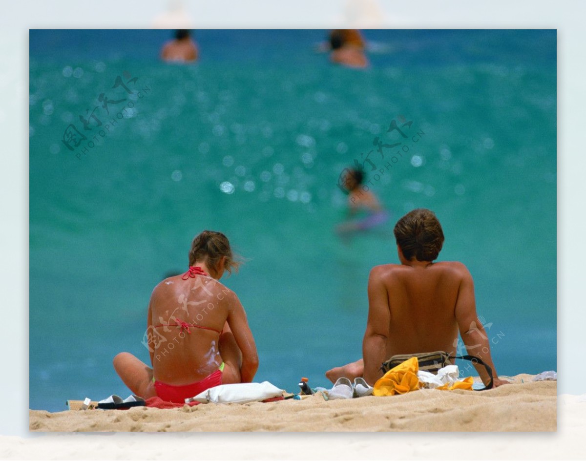 沙滩上游泳的人图片