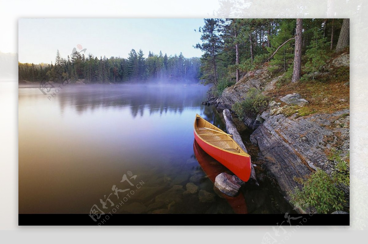 加拿大松树湖上的独木舟图片