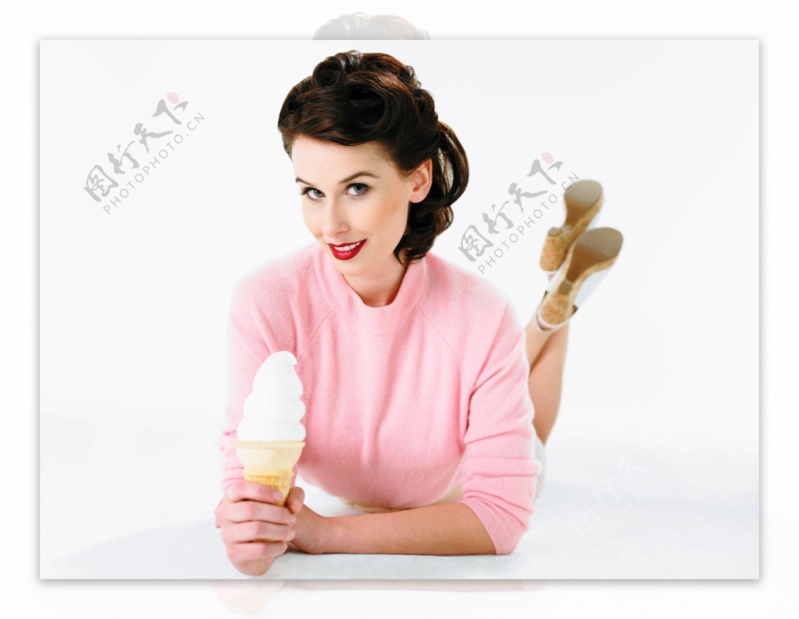 趴着手拿冰淇淋的漂亮性感美女图片