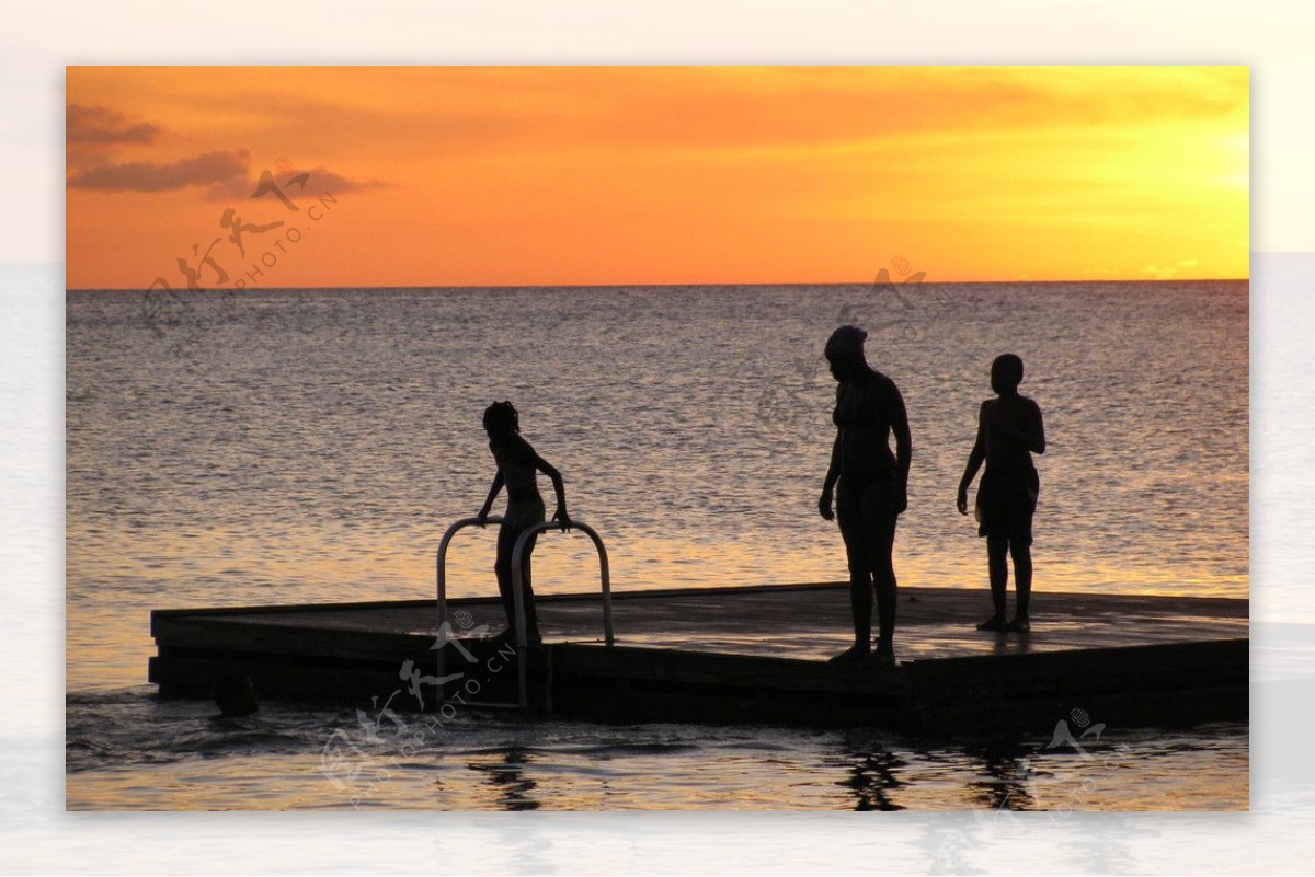荷兰Curacao黄昏当地人游泳图片