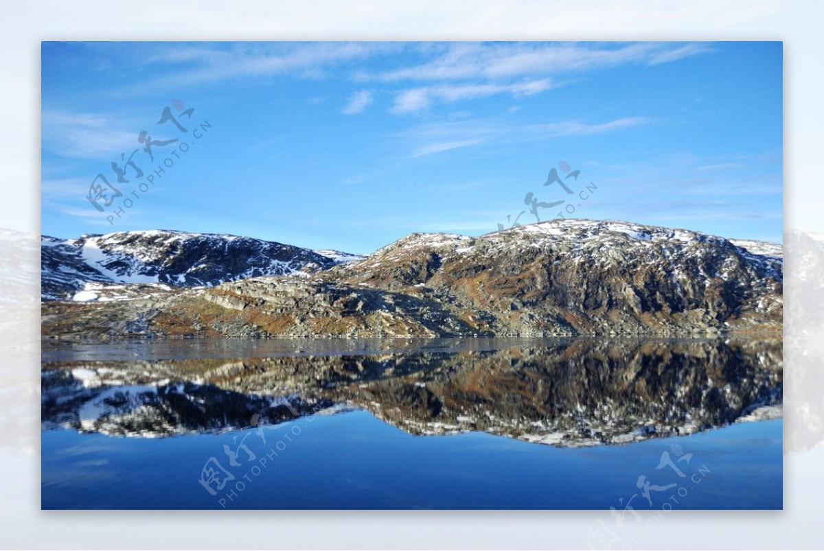 挪威雪山湖景图片