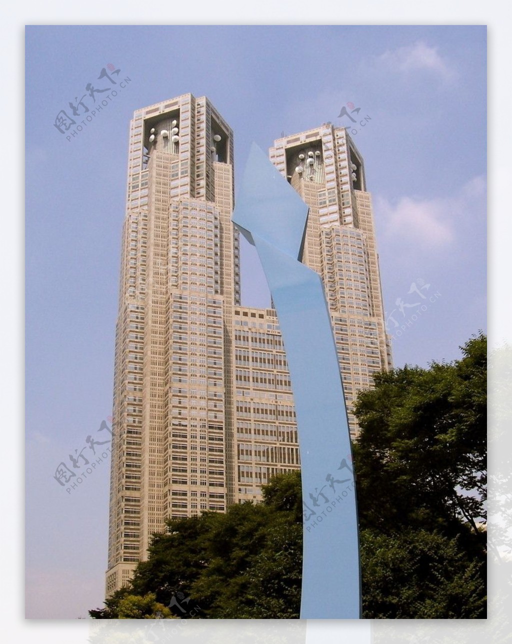 东京市政厅大楼和雕塑图片