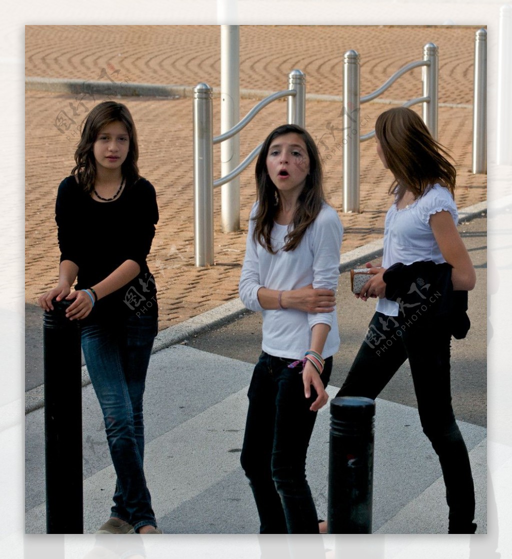 法国第戎街上的女学生图片
