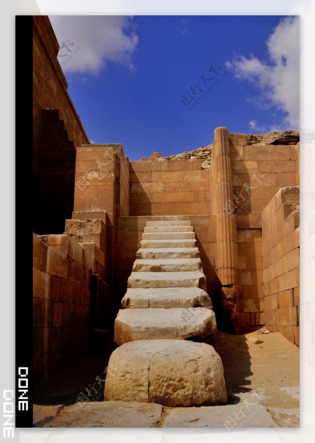 撒哈拉沙漠的梯子图片