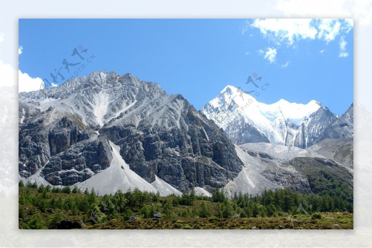 雪山草地雪山风景图片