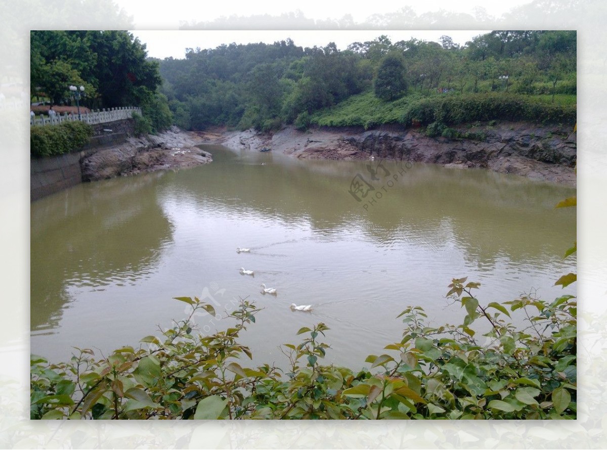 旅游景观石头湖水图片