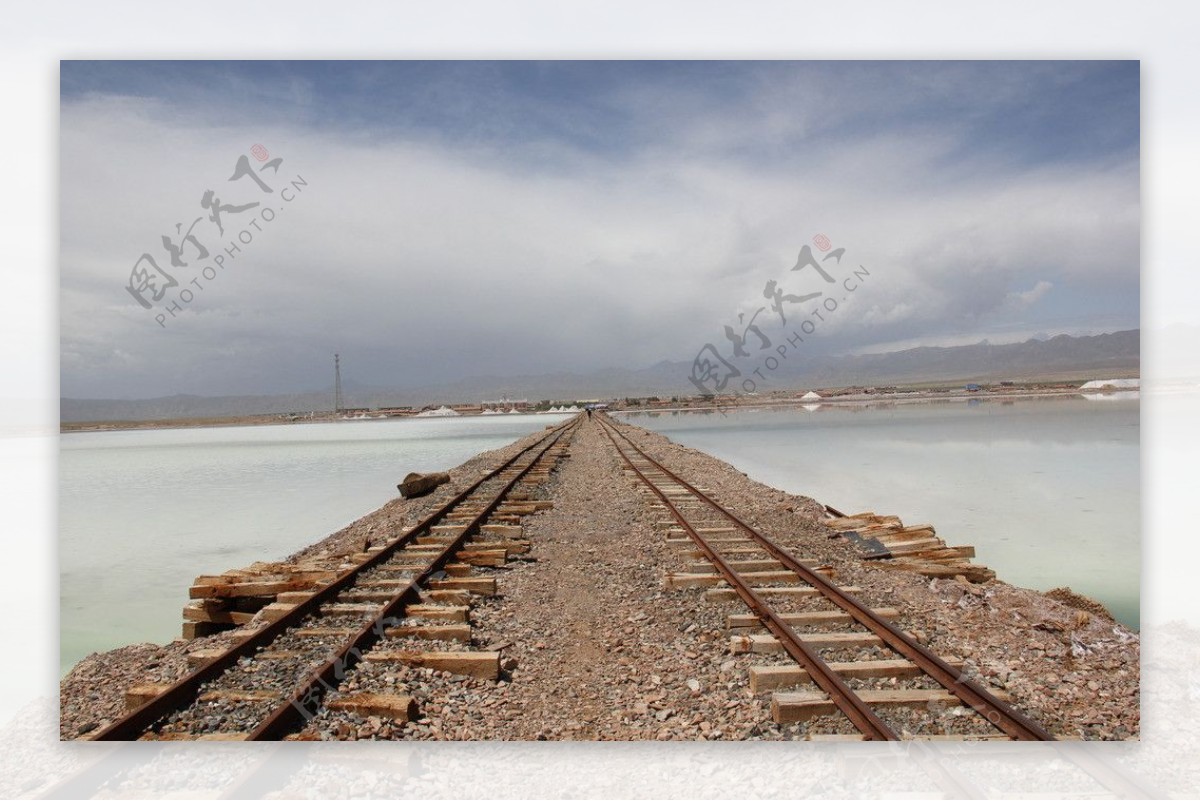 茶卡盐湖运盐的小铁路图片