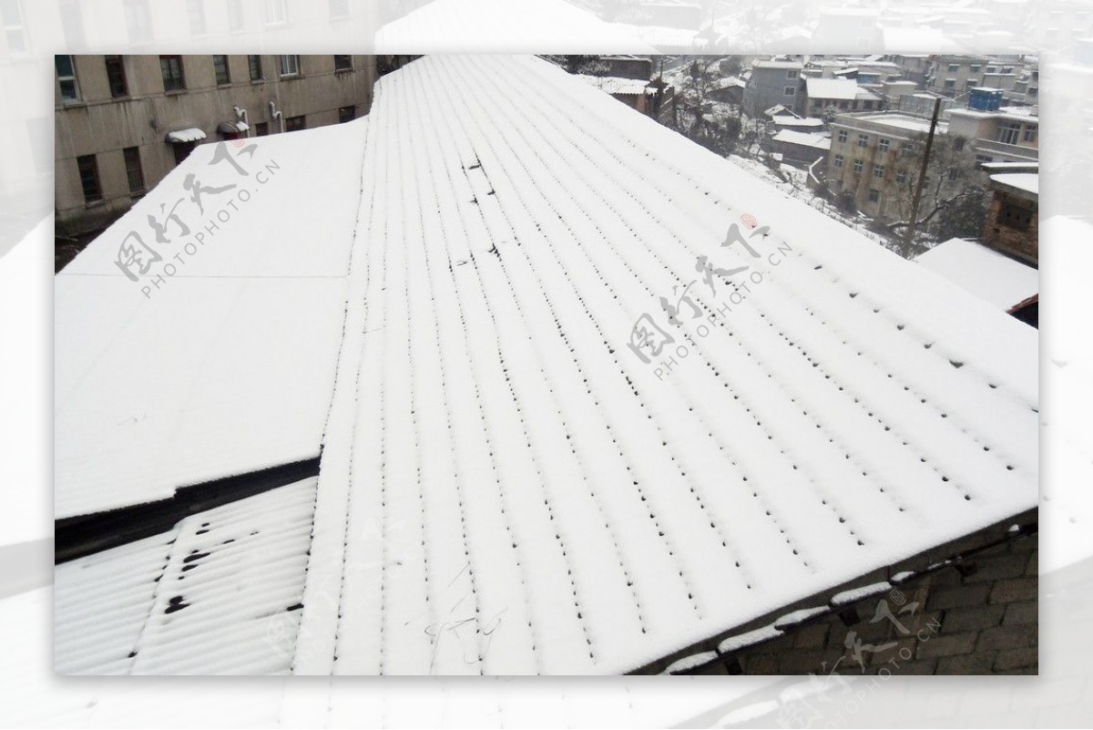 屋顶雪景图片